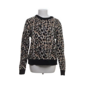 Leopard tröja - Säljer den här jättesnygga leopard tröjan. Den kommer inte till användning och tar bara plats i min garderob.🐆✨
