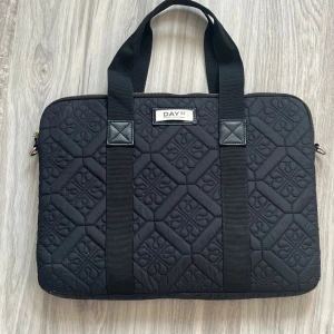 Datorväska - En svart datorväska från Åhléns. Märket är day et och original priset är 799kr🤗 Den är i mycket bra skick!