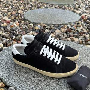 Saint Laurent Paris Sl06 Sneakers | Extremt snygga och sällsynta saint Laurent skor | Nyskick! Innersulan utbytt | Storlek 40 men passar 41 | Kommer med extra skosnören | INGA BYTEN 