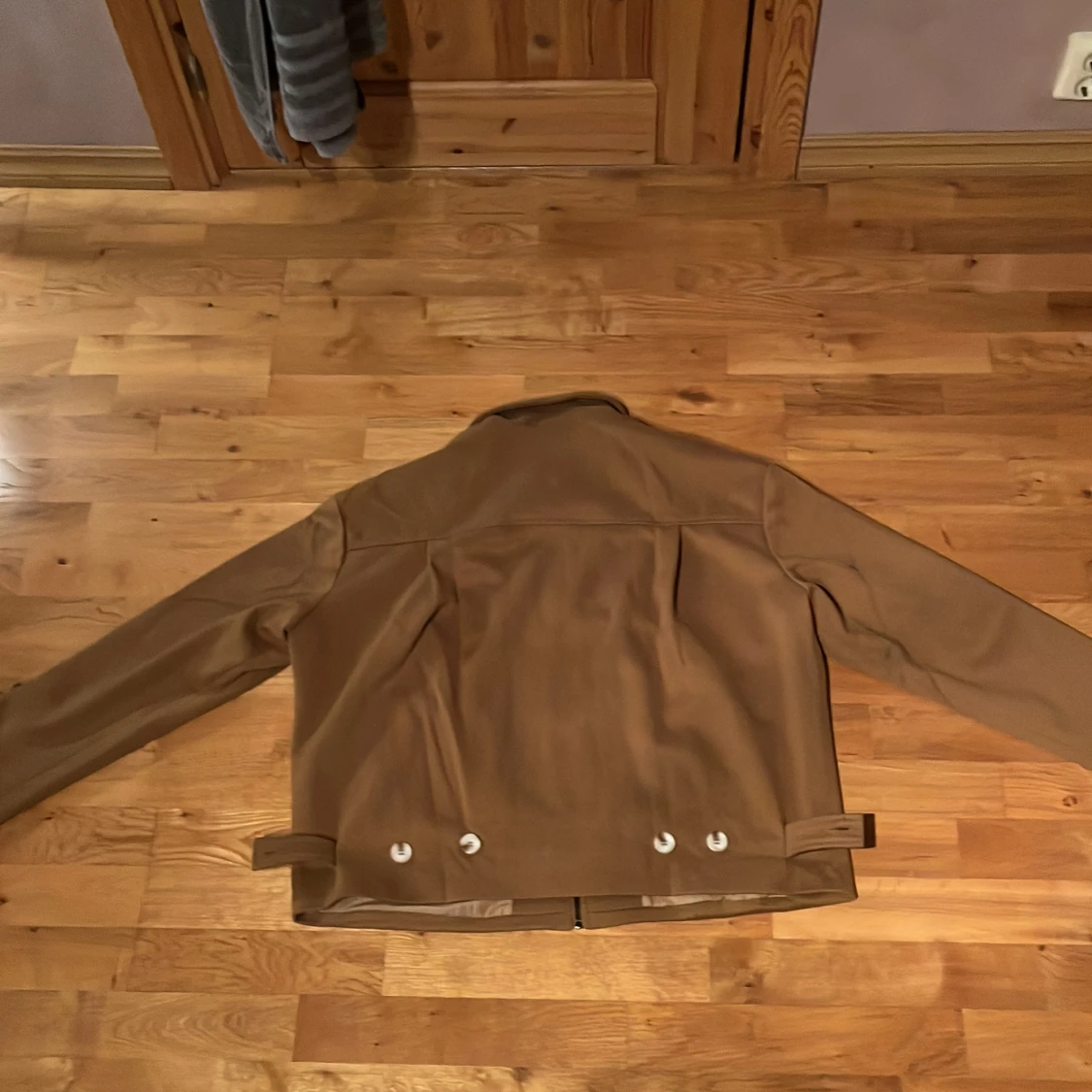 Brun jacka med dragkedja - 90