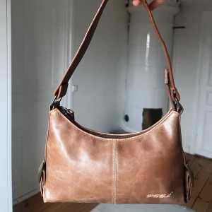 Väska - Fin liten axelväska i perfekt färg💕