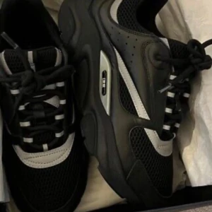 Dior b22  - Säljer ett par Dior b22 de är i bra skick. Skorna har en modern design med en bekväm passform. Kvitto finns box kommer med också 