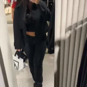 Svart kappa från Nelly - Snygg svart kappa från Nelly med knappar framtill. Perfekt för en stilren look. Kappan har en klassisk design och passar bra till olika outfits. Har bara haft på mig den 1 gång tycker den är stor för mig därför jag väljer att sälja den.