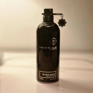 Montale Black Aoud 100ml - 98-99% kvar, i princip ny, starkaste parfymen jag haft.  Nypris: 950kr  Orginal förpackning samt påse följer med. Bevarad mörkt och svalt,   Baksidan där batchcoden bör vara är skrapad av notino för någon anledning, men den är äkta (kvitto finns)