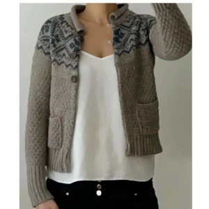 Kofta - Stickad kofta från ZARA, använd ett fåtal gånger så i bra skick. storlek S. Använd gärna KÖP NU om du vill köpa.