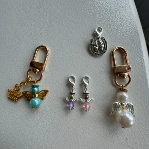 Färgglada ängelberlocker - Hejsan, jag säljer egengjorda Skyddsänglar, berlocker, personliga tur smycken.🫶🏻🙌 En fin, unik julklapp som nog alla uppskattar!!!🎁  pris 6-12 kr styck bli ”billigare” desto fler man beställer. Ifall det önskas går det att designa helt själv från topp till tå hur man vill ha den/dem!☺️   