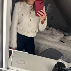 Vit kavaj med guldknappar - (NYSKICK) använd 1-2 gånger. Nypris 399kr