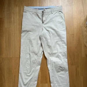 Beiga chinos - Snygga beiga chinos från Cubus, knappt använda. För referens är jag 1,73 lång och mig passar de perfekt! Köparen står för frakt ✨