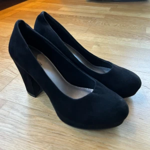 Svarta pumps  - Eleganta svarta pumps från Attitude i mocka med en bekväm klack. Endast använda en gång men nu för små för mig 🖤