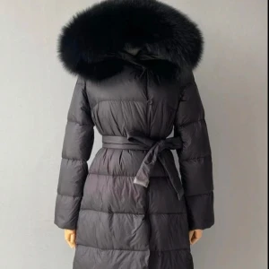 Svart dunjacka från furstockholm - Super snygg populär jacka ifrån fur Stockholm, modellen är LILLY och kostar nypris 2500kr. Använd 1 gång så i nyskick. I storlek M men skulle säga att den passar alla storlekar 