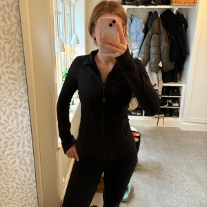 Lululemon define jacket - Säljer min lululemonjacka i jättebra skick! Inga defekter och sparsamt använd💕 Passar mig som brukar ha S (Stl 8)🥰