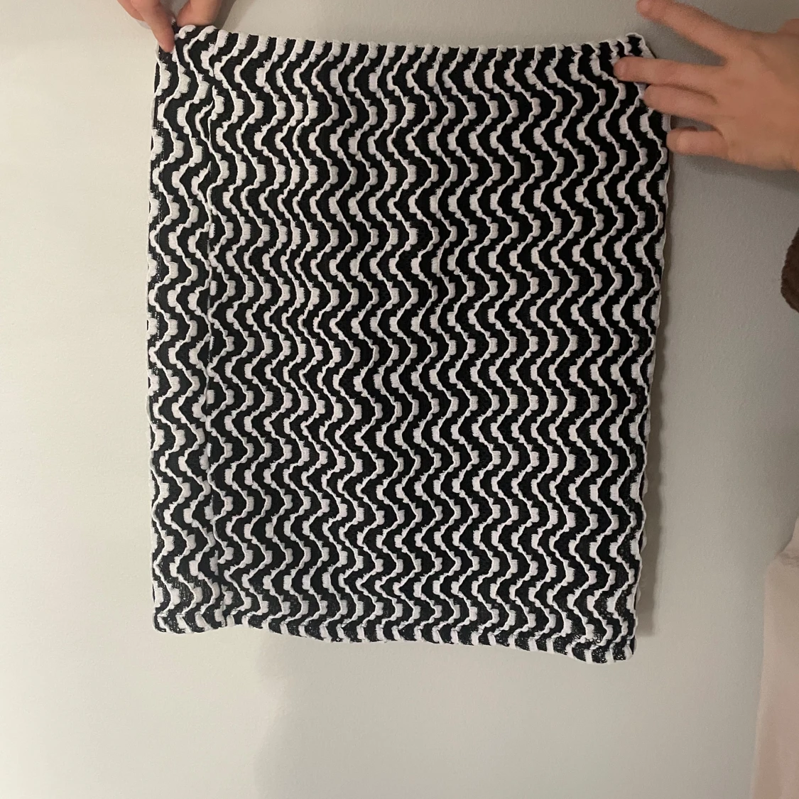 Svartvit mönstrad kjol