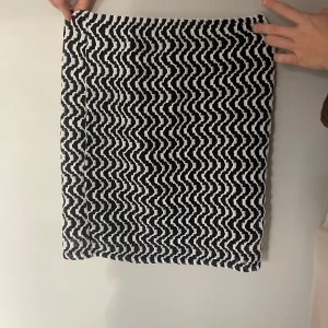 Svartvit mönstrad kjol - Snygg kjol, normal kort