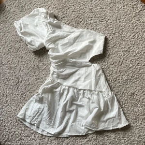 Kort klänning  - Säljer denna jättefina vita klänning som passar perfekt till student eller annan fest🙌🏼🤍