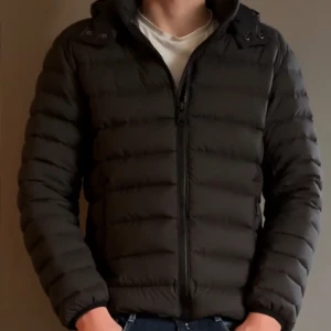 Svart pufferjacka från Colmar - Säljer en snygg svart pufferjacka från Colmar i nyskick. Den har qr kod så att man vet att den är äkta. Hör av dig vid intresse!
