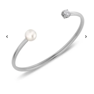 Edblads Luna Bangle Steel armband ✨🤍 - Armbandet har en liten pärla och en elegant klar sten i en fin kombination på var sida om öppningen. Armbandet är flexibelt i sidled och tas enkelt på och av med en lätt vridning, ses här i blankt rostfritt stål. Endast använt fåtal gånger, tyvärr ingen box kvar. 💓