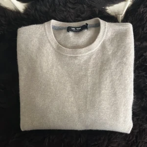 Kashmir Tröja - Säljer denna sjukt snygga Lisa Yang kashmir tröja. Skicket är bra med få tecken på användning. Size s men passar xs då de är små i storleken. Nypris ligger på ca 5000kr. Frågor eller funderingar är det bara att höra av sig!