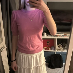 Rosa tröja från b.young - Säljer en söt rosa tröja från b.young med korta ärmar och rund halsringning. Perfekt för vår och sommar. Tröjan har en mjuk och bekväm passform. Använd 1 gång, skriv för mer information💕