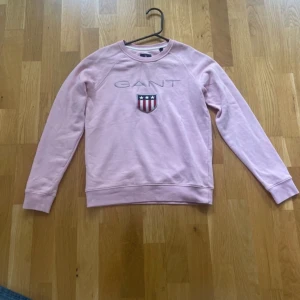 Rosa GANT sweatshirt - Rosa Gant tröja/sweatshirt, nyskick💗 Kontakta för fler bilder, pris kan diskuteras