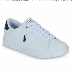 Vita sneakers från Polo Ralph Lauren - Stilrena vita sneakers från Polo Ralph Lauren med svart logotyp på sidan och snörning framtill. Perfekta för en avslappnad och trendig look. Kom privat för egna bilder 💓