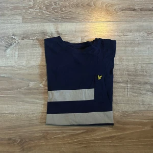 Lyle & scott t-shirt  - En snygg T-shirt som passar till det mesta. Tröjan är i bra skick utan frågar anmärkningar. Hör av er vid ytterligare frågor annars fritt fram att använda ”köp nu”.