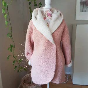 Mysig höstkappa i teddyfleece - Mjuk, varm & skön, stängs m en knapp. Anv ett par tillf, vilket eg bara syns inne på fickorna pga att de (m frusna händer & prylar i) gned mot svarta jeans. Går säkert bort i tvätt. Passar S/M. ~ STOR rensning ~ Köp kappa & välj till mössa, gratis! ~