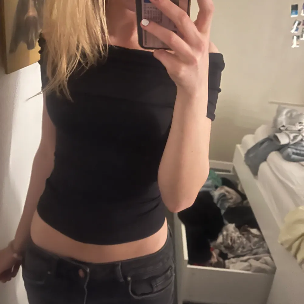 Säljer en svart off shoulder fest topp storlek: XS❤️. Yläosat.