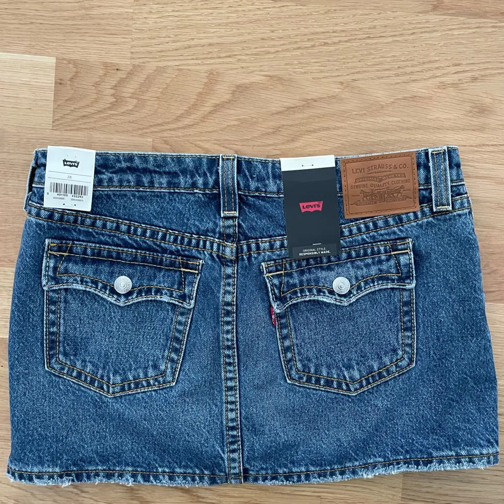 Supersnygg, trendig mini jeanskjol från Levi’s, ”One in a Million, blue denim”. Aldrig använd med prislapparna kvar. Säljes pga för liten storlek!💕. Kjolar.