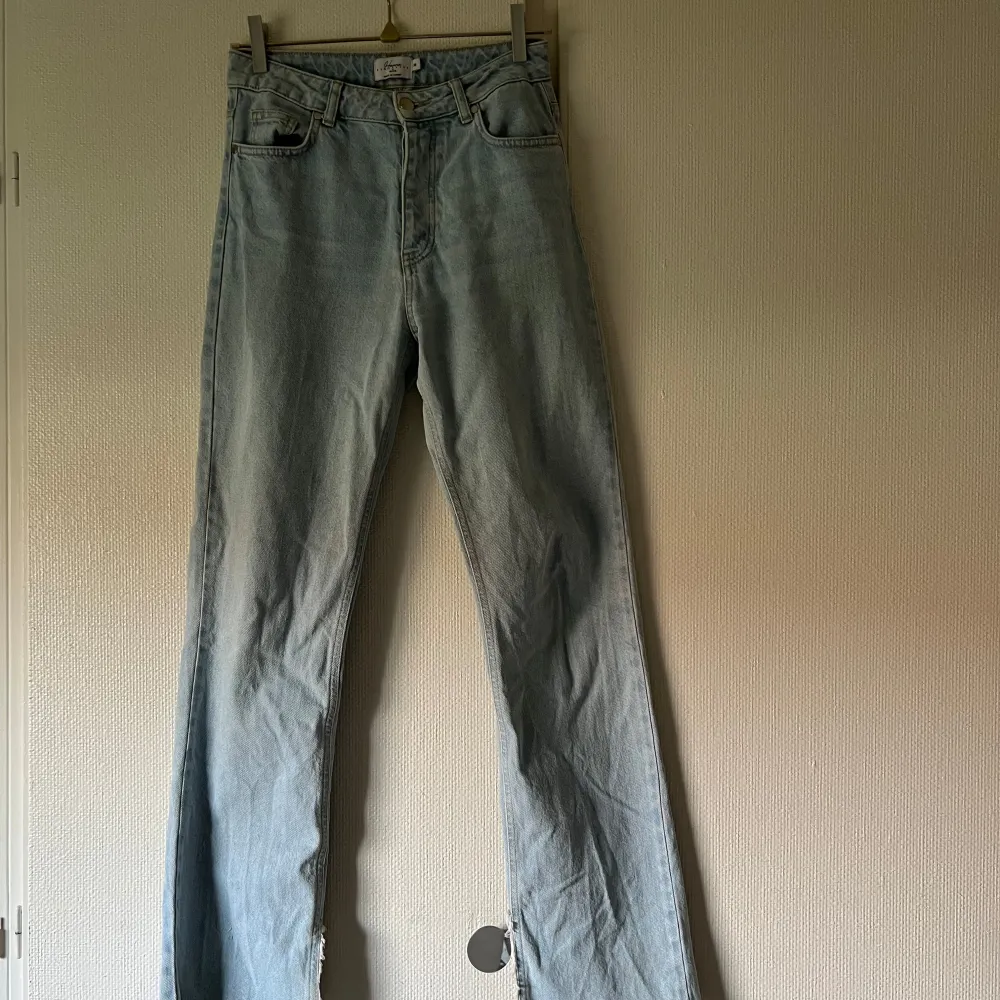 Jeans med slit nertill från NA-KD x Hanna Schönberg. Använda men inga permanenta fläckar eller liknande som gör dom ”mindre fina”. Jag är 167 som referens till längden. Stängd med knappar (se bild). Jeans & Byxor.