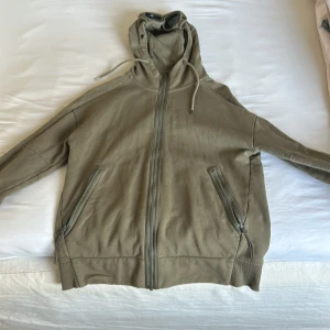 CP company zip tröja - Tjena! Säljer nu min feta CP company zip hoodie då jag växt ur den, den är skön och väldigt stilren och ganska lätt att matcha med om man tänker på färgen på den. Köpt på Debut i örebro, pris kan diskuteras!