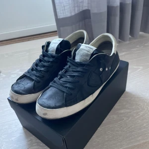 Philippe model - Säljer dessa Philippe model skor som har varit med om mycket, men har fortfarande kvar att ge. Defekt på insidan av höger sula som ses på bild 3. Låda kommer inte med. Tveka inte att komma med frågor🌟