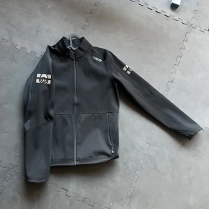 Sail Racing Jacka  - Säljer nu denna stilrena jackan ifrån Sail Racing perfekt för lite regnigare dagar. Gjord i ett vatten och vind svidande material som goretex fast tjockare och varmare. Väldigt fint skick. Nypris runt 2700. Hör av er vid frågor eller funderingar 