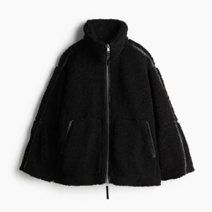 H&M Teddy jacka svart - Populära teddy jackan från H&M. Helt slutsåld. Storlek XS. Sitter lite oversized på mig som bär vanligtvis XS/S. Oanvänd med prislappen kvar. Säljer för minst 750kr🤍