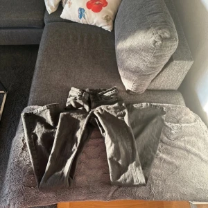 vero moda jeans low waist  - säljer dessa svarta jeans från vero moda då jag vuxit ut de dem är i perfekt skick med inga defekter 