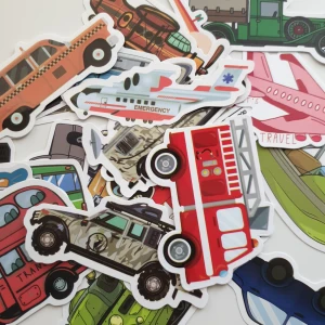 25st fordon klistermärken/stickers  - Klistermärken/stickers Motiv: brandbil, taxi, tåg, flygplan, buss, bil, mm... , Antal: 25st Skick: ny/oanvänd  Kul att använda till pyssel, scrapbooking och annat. Kan tex användas till att dekorera din bärbara dator, skateboard, resväska, 