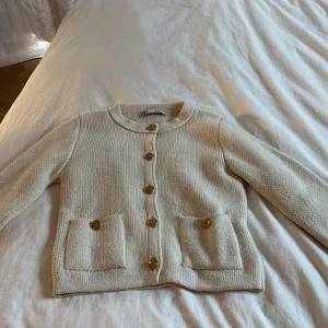 Kofta från Zara  - Säljer min fina kofta från Zara som knappt är använd❤️