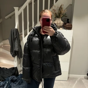 Svart glansig puffer jacka  - Säljer denna snygga svarta glansiga puffer jacka från hm som jag köpte förra vintern💝💝✌🏽😽