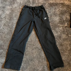 Nike byxor - Helt nya nike byxor använda 3 gånger och säljer då dom är för stora för mig, storlek M. 9,5/10 i skick. Skriv vid frågor!!