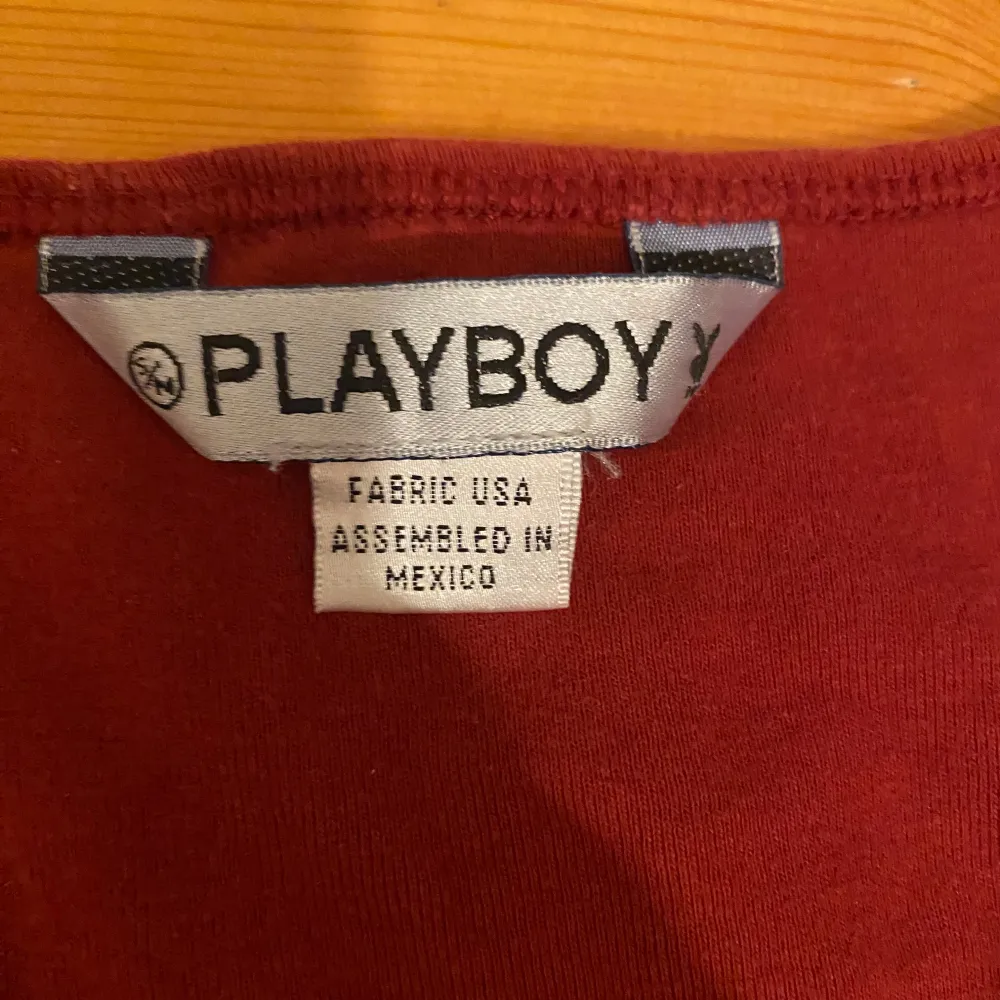 Super söt Playboy tröja med loggan på framsidan. T-shirts.