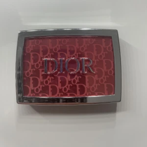 Dior blush  - DIOR blush använd fåtal gånger med ren borste 💕 nypris : 480 kr  Kan gå ner lite i pris vid snabb affär 💕