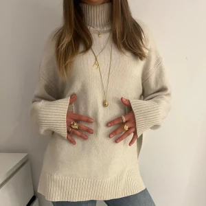 tjocktröja - mysigaste tjocktröjan som passar perfekt till hösten. Polotröja med slits på sidorna🤍