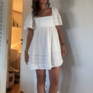 Klänning Abercrombie & Fitch - Vit klänning från Abercrombie & Fitch. Var tänkt som min reservklänning till studenten men kom ej till användning! Finns dock ej prislapp kvar då tanken var att denna skulle användas, men  jag ångrade mig i sista sekund! NYSKICK. Köpt för 959kr ☺️⭐️