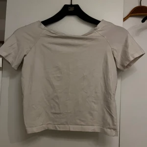 Vit off shoulder. - Superfin vit off shoulder-tröja från Vero Moda, storlek XS.