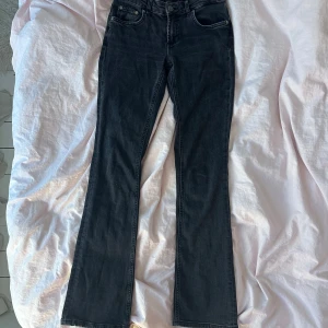 Svarta jeans från Zara - Säljer ett par svarta bootcut low waist jeans från Zara i storlek 34. Perfekta för både vardag och fest!