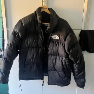 North face 1996 nuptse jacket storlek M - Säljer en north face jacka. Det är en retro 1996 nuptse i stolek M. Knappast använd och i bra skicka