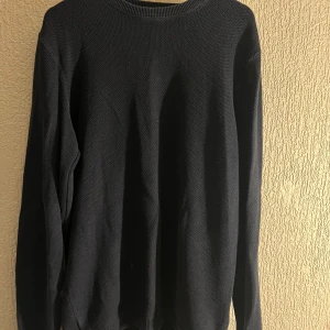NN07 Hubert 6194 - Helt slutsåld, använd men inget fel på den! Nypris: 1000kr. Finstickad tröja med rund hals och strukturstickning från NN07. Regular fit. Ribbstickad mudd i hals. nederkant samt ärmslut. Liten varumärkeslogo i vänster sida.