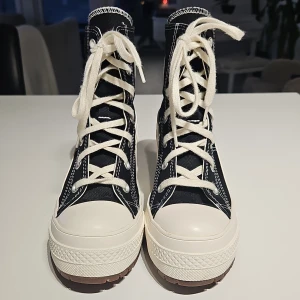 Converse - Säljer ett par Converse 70 De Luxe heels i svart och vitt. Väldigt nya i bra skick, endast använda 3 gånger. Fotlängd: 22,65cm Klackhöjd: 8.5cm