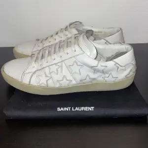 Säljer nu mina Saint Laurent skor i storlek 42.  Skorna är använda en del och är inte i så bra skick men de har lite kvar att ge, därav priset. De har gått sönder lite men går säkert lätt att laga.  Dustbag ingår. Skriv vid frågor eller fler bilder! 