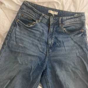Baggy Jeans - Storlek 38. Boyfriend Jeans. Ser high waist ut men sitter mid-low waist. Sitter bra, är slitna och missfärgade längst ner, som ni kan se på bilden. 