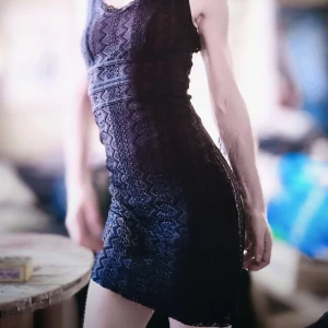 Svart spetsklänning - Säljer en elegant svart spetsklänning i tight passform. Klänningen är ärmlös och har ett vackert spetsmönster som ger en lyxig känsla. Perfekt för festliga tillfällen eller en utekväll. Den är i nyskick och redo att bäras av någon som vill sticka ut!